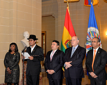OAS authorities alongside the Permanent Representatives of Bolivia and Belize to the OAS, Ambassadors Diego Pary and Nestor Mendez. 