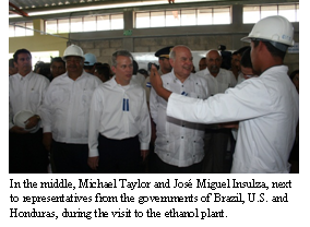 In the middle, Michael Taylor and José Miguel Insulza, next to representatives from the governments of Brazil, U.S. and Honduras, during the visit to the ethanol plant.