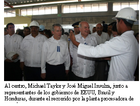 Al centro, Michael Taylor y José Miguel Insulza, junto a representantes de los gobiernos de EEUU, Brasil y Honduras, durante el recorrido por la planta procesadora
