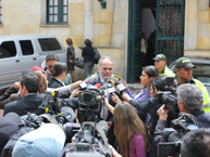 El Presidente de la CIDH, José de Jesús Orozco, responde preguntas de la prensa al finalizar una serie de reuniones en la Cancillería de Colombia