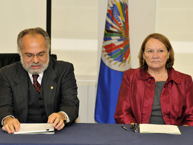 Comisionado José de Jesús Orozco y Presidenta de la CIDH, Comisionada Dinah Shelton, durante la ceremonia de firma del acuerdo