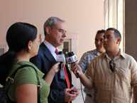 Relator Escobar Gil con la prensa