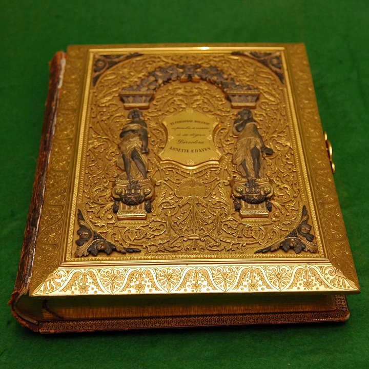 Libro Dorado” donado a la Biblioteca Colón por el gobierno Argentino