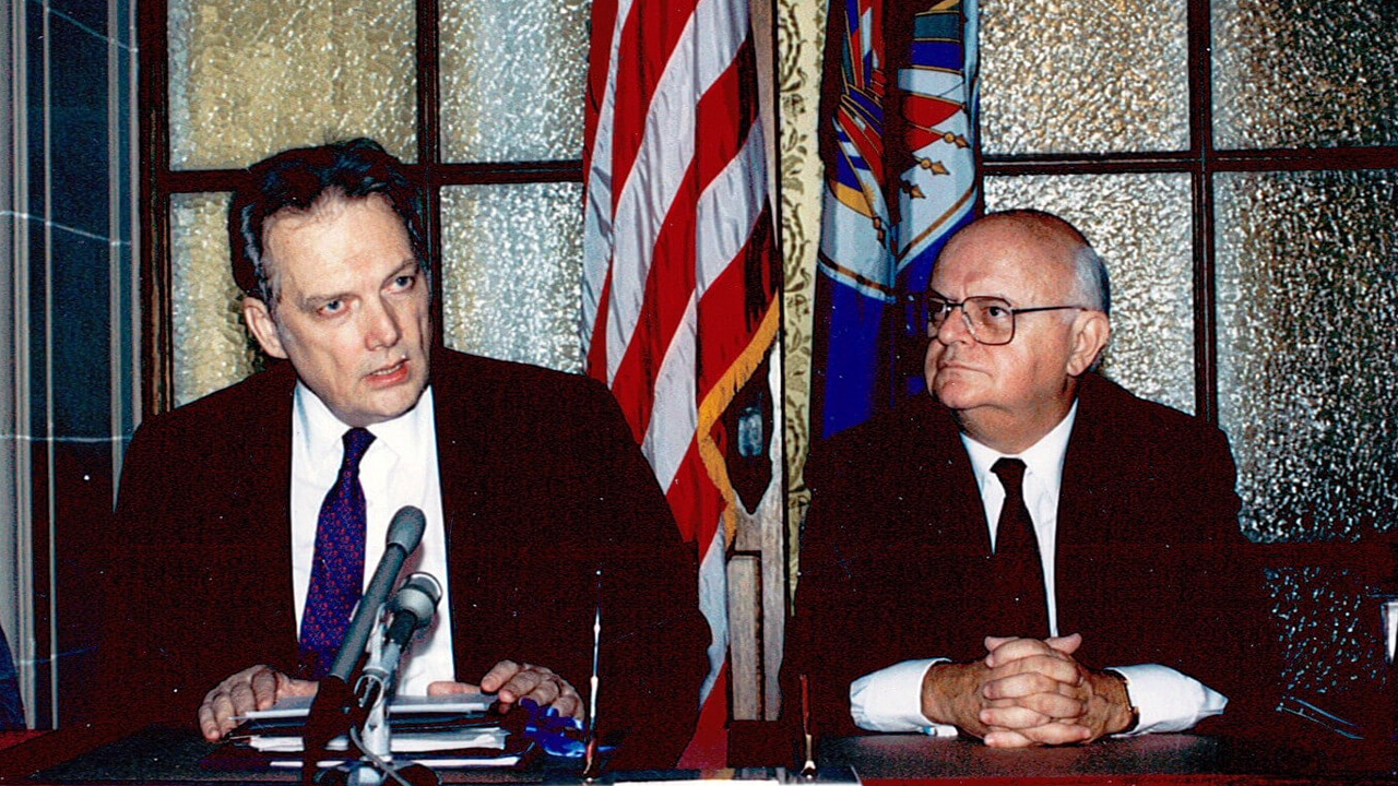 Embajador Luigi R. Einaudi y Secretario General de la OEA Baena Soares, Firma del Acuerdo de Sede, 1992