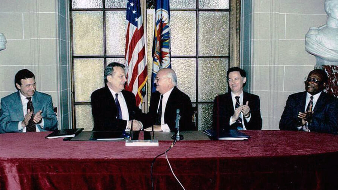 Embajador Luigi R. Einaudi y Secretario General de la OEA Baena Soares, Firma del Acuerdo de Sede, 1992