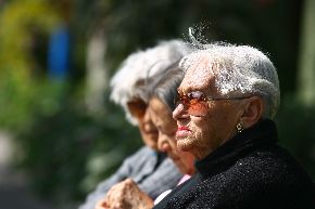 Personas mayores sentadas en un parque