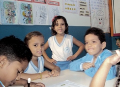 Foto: Niña sorda con sus colegas de clase en escuela regular