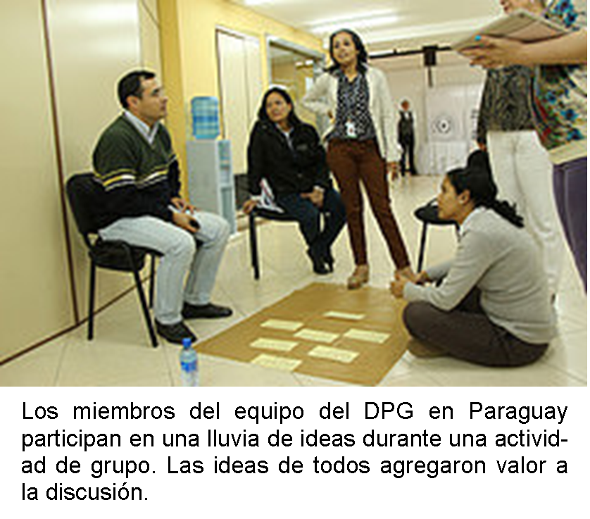 Los miembros del equipo del DPG en Paraguay participan en una lluvia de ideas durante una actividad de grupo. Las ideas de todos agregaron valor a la discusión.