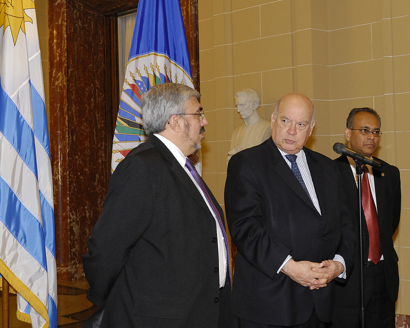 El nuevo representante de Uruguay ante la OEA, Emb. Milton Romani Gerner, presenta credenciales.(20 de julio de 2012)