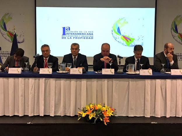 Mesa Principal de Apertura Protocolar de la I Conferencia y reunión Interamericana de Catastro y Registro de la Propiedad, Bogotá Colombia(2 de diciembre de 2015)