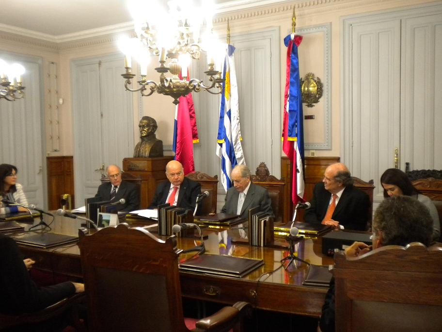 El Presidente de la Corte Electoral de Uruguay, Dr. Ronald Herbert y el Secretario General de la OEA, Dr. José Miguel Insulza acompañados de los integrantes de la Corte Electoral durante la firma del Acuerdo Marco de Cooperación(30 de septiembre de 2011)
