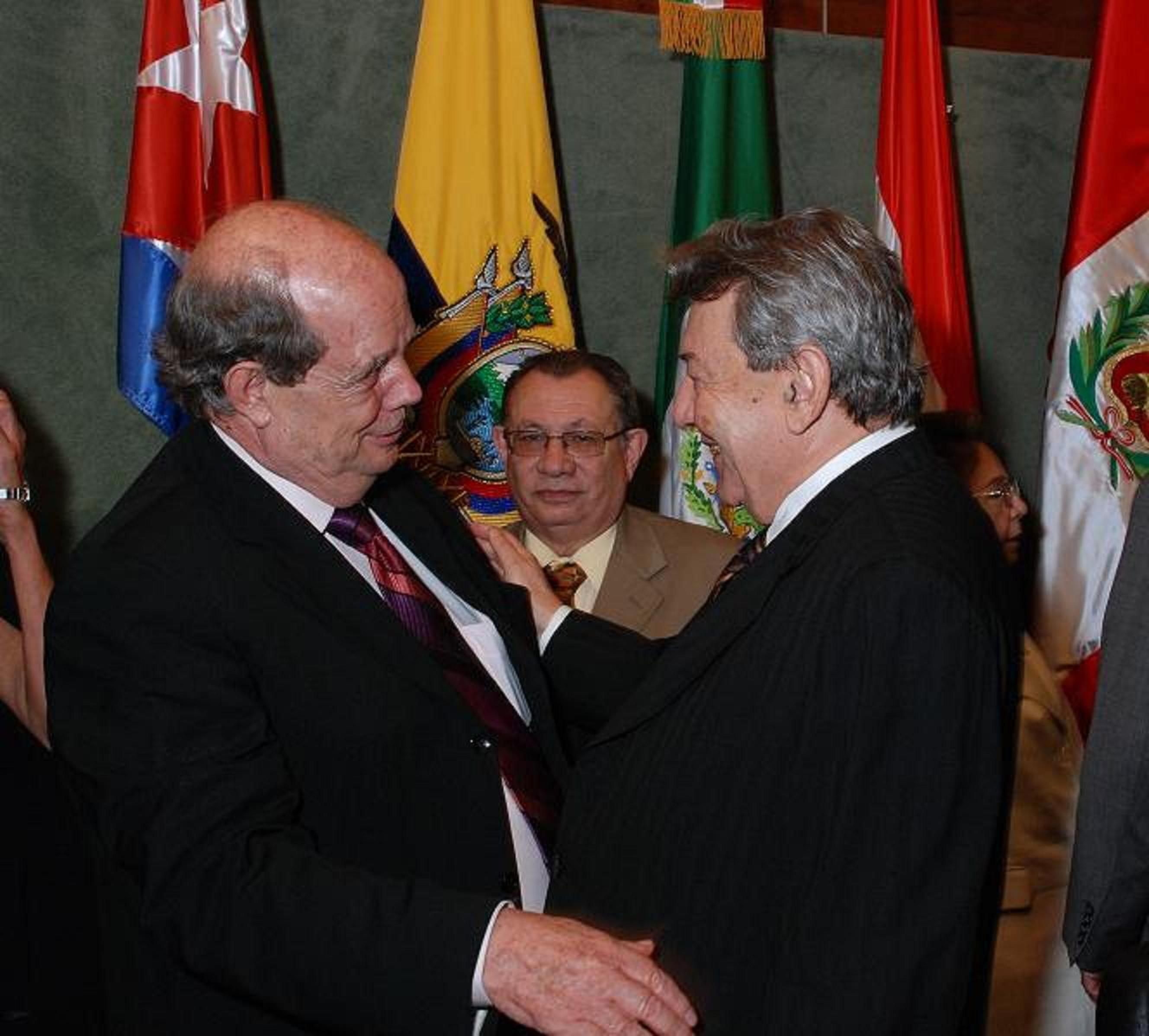 Canciller de la República del Perú, Rafael Roncaglio Orbegoso junto al Representante de OEA en Uruguay, Emb. John Biehl del Rio en visita a ALADI(9 de marzo de 2012)