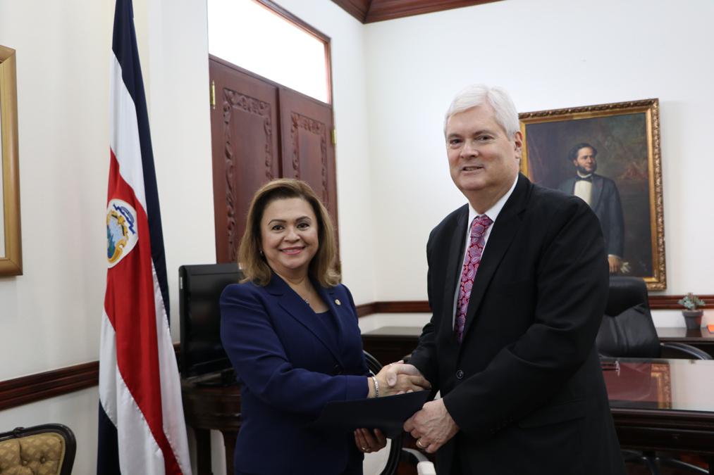 Representante de la OEA, Embajadora Milagro Martínez, presenta sus cartas credenciales ante el Ministro de Relaciones Exteriores, Señor Manuel Ventura(5 de diciembre de 2019)
