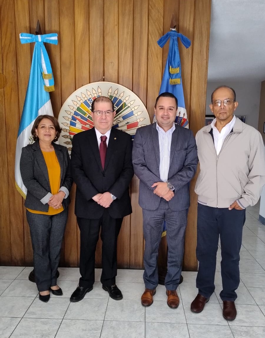 El Representante de la SG/OEA en Guatemala, Embajador Diego Paz, recibió la visita del Director para Guatemala, El Salvador y Honduras, de la Pan American Development Foundation (PADF), Josue Murillo; y el Director Nacional de Proyectos, Alejandro Zepeda. Conversaron sobre las actividades de PADF y la futura visita de la Junta Directiva al país.