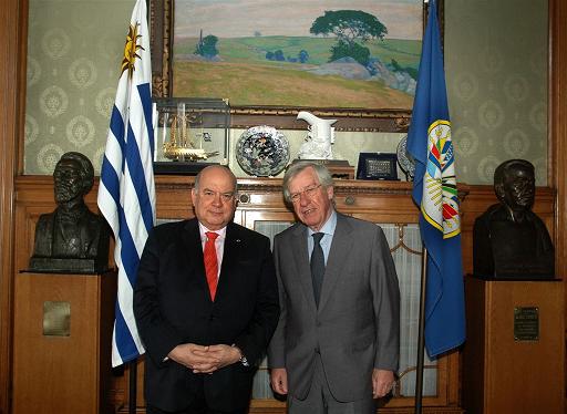 El Sr. Vicepresidente de la República y Presidente de la Asamblea General, Cr. Danilo Astori y el Secretario General de la OEA, Dr. José Miguel Insulza, durante la visita al Parlamento Uruguayo(30 de septiembre de 2011)