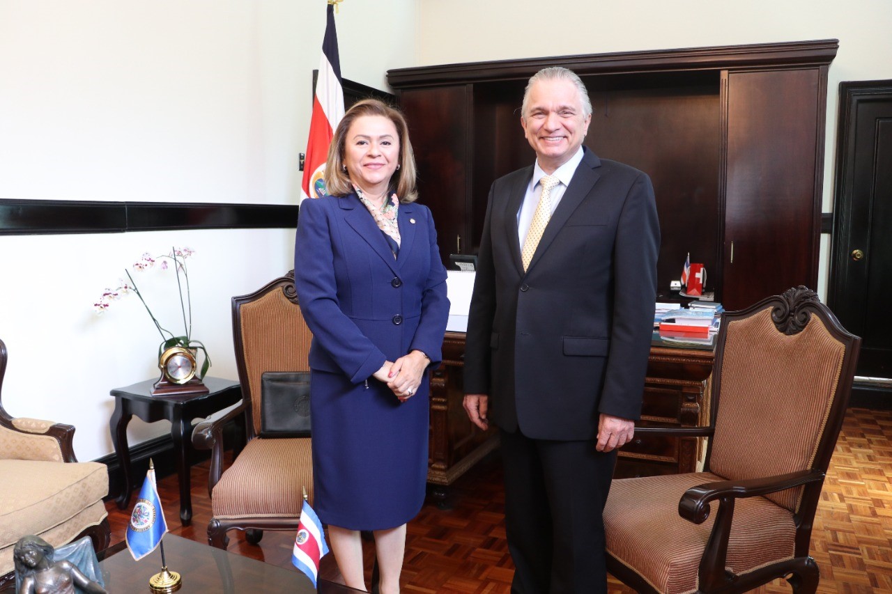 La Representante visita al nuevo Canciller de la República de Costa Rica.  Reafirmaron la disposición de continuar profundizando sus vínculos, y reiteraron el compromiso con la democracia, los derechos humanos y la libertad de expresión(14 de junio de 2022)