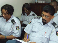 El Relator Rodrigo Escobar Gil inspecciona las celdas en la Cárcel de Santa Boma, durante la visita a Suriname en mayo de 2011