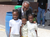 Comisionado Clare K. Roberts en la visita al Centro de acogida para niños, niñas y adolescentes de Carrefpur, en Puerto Príncipe (Centre d’accueil du Carrefour), 29 de mayo de 2009.