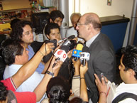 The Rapporteur on the Rights of Indigenous Peoples, José Zalaquett, talks to the press during his visit to Mexico.
