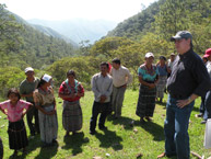 Comisionado Víctor Abramovich visita Pacoxom acompañado por miembros de la comunidad de Río Negro.