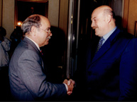 David Padilla, entonces Secretario Ejecutivo Adjunto, saluda al presidente Luis Ángel Macchi. Crédito: Archivo CIDH