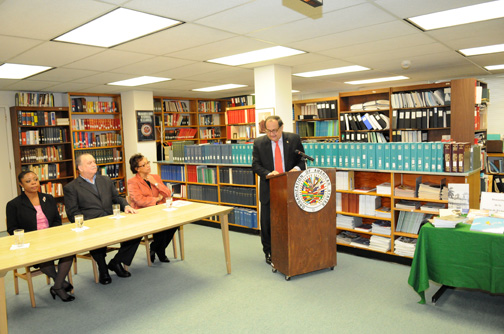 Misión de El Salvador ante la OEA dona libros a la Biblioteca Colón