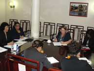 Las Comisionadas Dinah Shelton y Tracy Robinson en reunión con Jennifer Geerling Simons, presidenta de la Cámara de Representantes de Suriname.