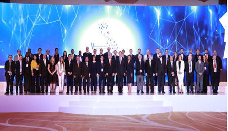 El grupo de ministros y altas autoridades de gobierno digital posa en el escenario para la fotografía oficial de la La V Reunión Ministerial de Gobierno Electrónico celebrada en Panama en el 2018 