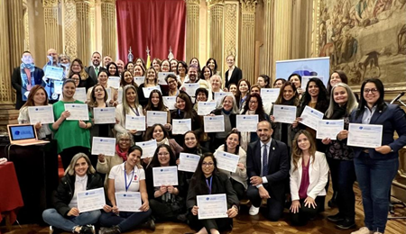 Photograph of the 1st Regional Meeting of Women Leaders of the Venezuelan Diaspora. The 30 participants hold their certificates. 