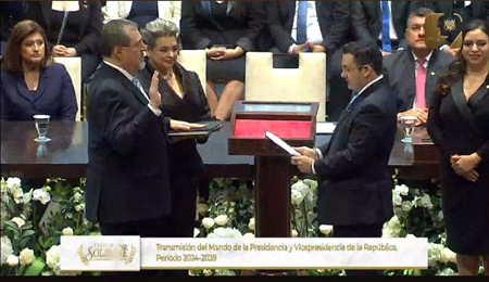 El Presidente Arevalo es juramentado como Presidente de Guatemala