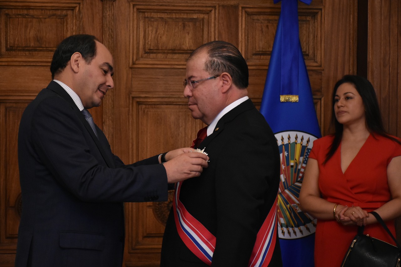 Ceremonia de imposición de la condecoración de la Orden Nacional del Mérito en el grado de "Gran Cruz", al Representante de la OEA en el Paraguay, Embajador Diego Paz Bustamante, en el Ministerio de Relaciones Exteriores.(19 de febrero de 2020)