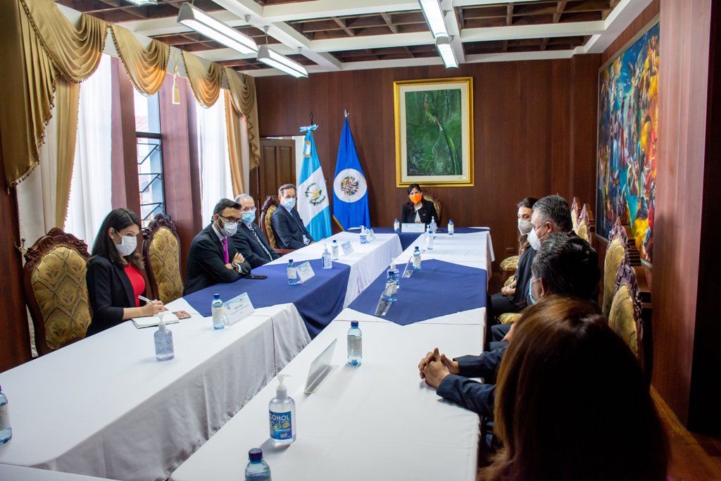 La Misión de la OEA en Guatemala enviada por el S. G. Luis Almagro y presidida por el Emb. Fulvio Pompeo continúa cumpliendo su agenda de reuniones con todos los sectores del país. Se reunió con la La Magistrada Presidente, Gloria Porras y el Pleno de Magistrados de la Corte de Constitucionalidad.(1 de diciembre de 2020)