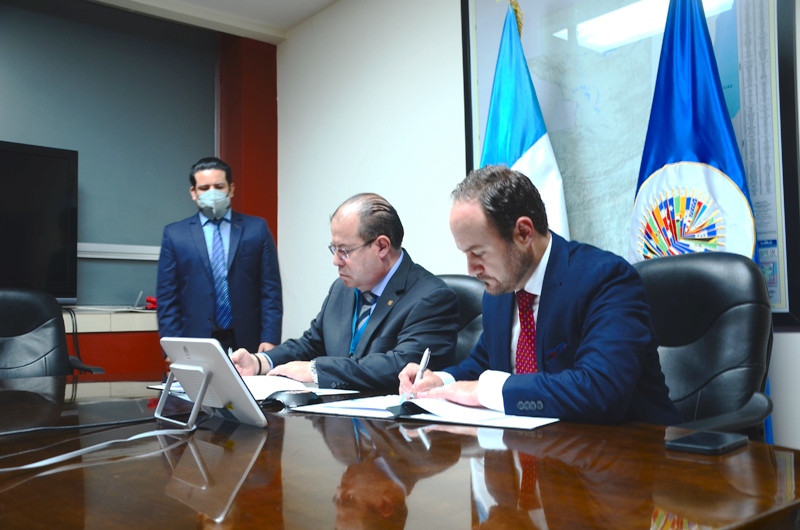 El Representante Diego Paz, participó en la Ceremonia virtual con el Canciller Pedro Brolo en la firma, por delegación del SG/OEA, del Acuerdo entre el Gobierno de Guatemala y la OEA, para la Celebración del 51 Período Ordinario de Sesiones de la Asamblea General.(18 de octubre de 2021)