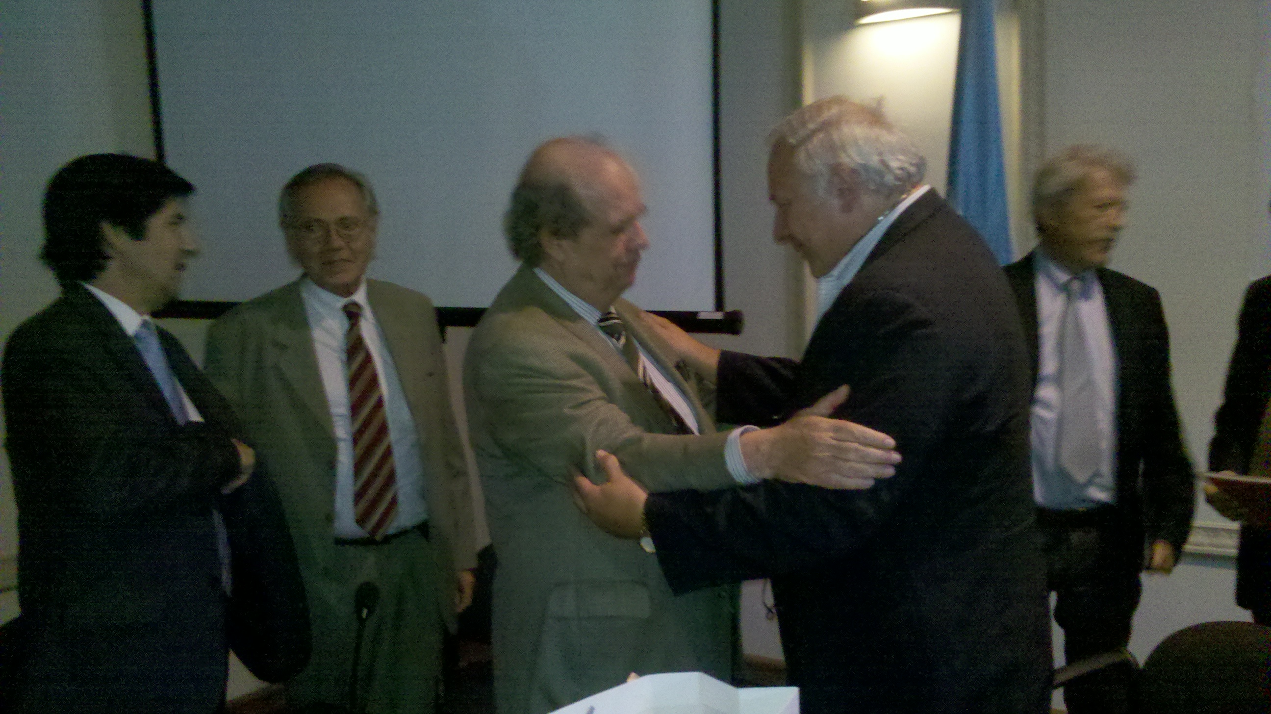 El Representante de OEA en Uruguay, Emb. John Biehl del Río saludando a Alfred Duda, ex funcionario del Fondo para el Medio Ambiente Mundial del GEF(18 de abril de 2012)