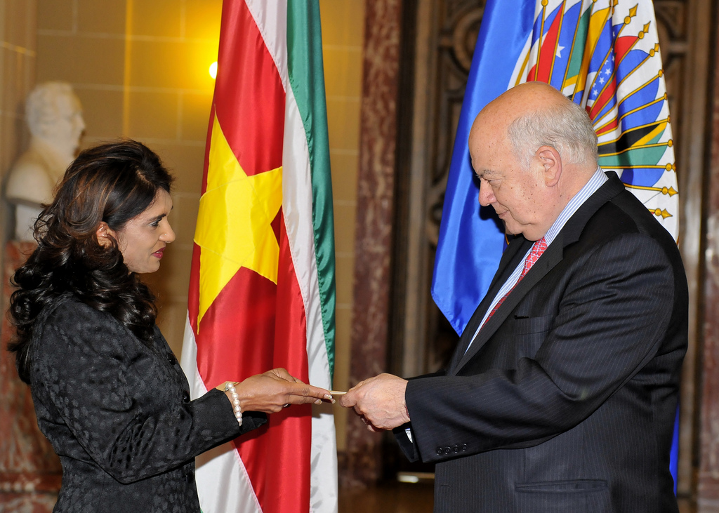 The OAS Ambassador of The Republic of Suriname presents her credentials to the OAS Secretary General(January 17, 2012)