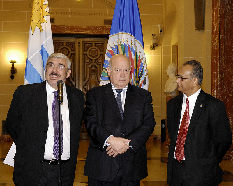 El nuevo representante de Uruguay ante la OEA, Emb. Milton Romani Gerner, presenta credenciales.(20 de julio de 2012)