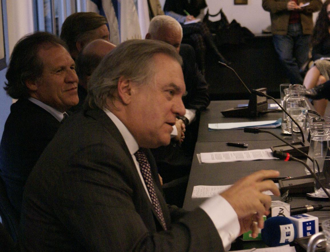 El Sr. Ex Embajador de la República Oriental del Uruguay en Argentina, Juan Raúl Ferreira y el Canciller Uruguayo Dr. Luis Almagro en el CICLO DE CONFERENCIAS CÁTEDRA ARGENTINA(26 de abril de 2012)