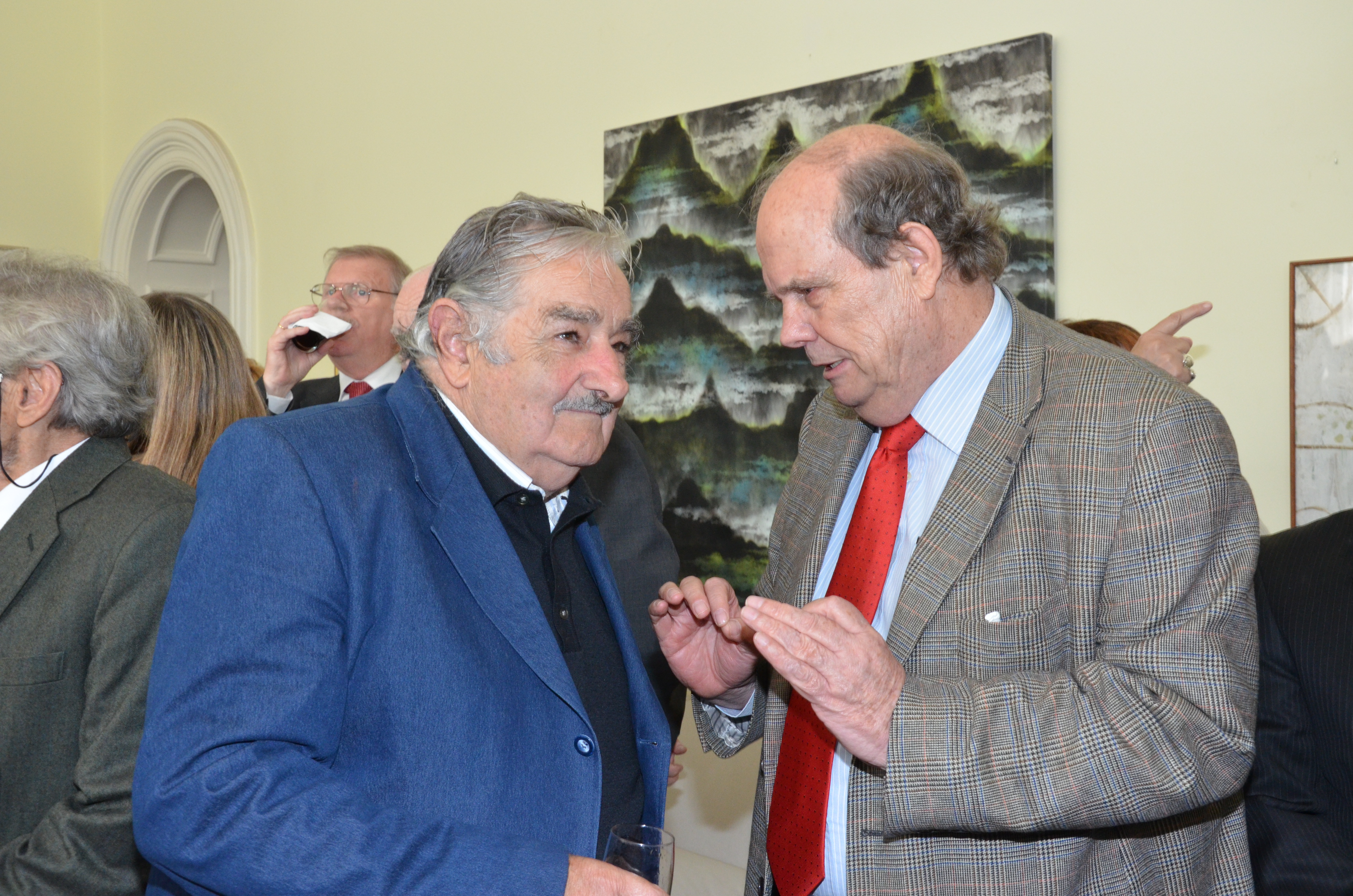 El Excelentísimo Señor Presidente de la República Oriental del Uruguay José Mujica Cordano conversa con el Representante de la Oficina de la Organización de los Estados Americanos en Uruguay, Embajador John Biehl del Río(1 de junio de 2012)