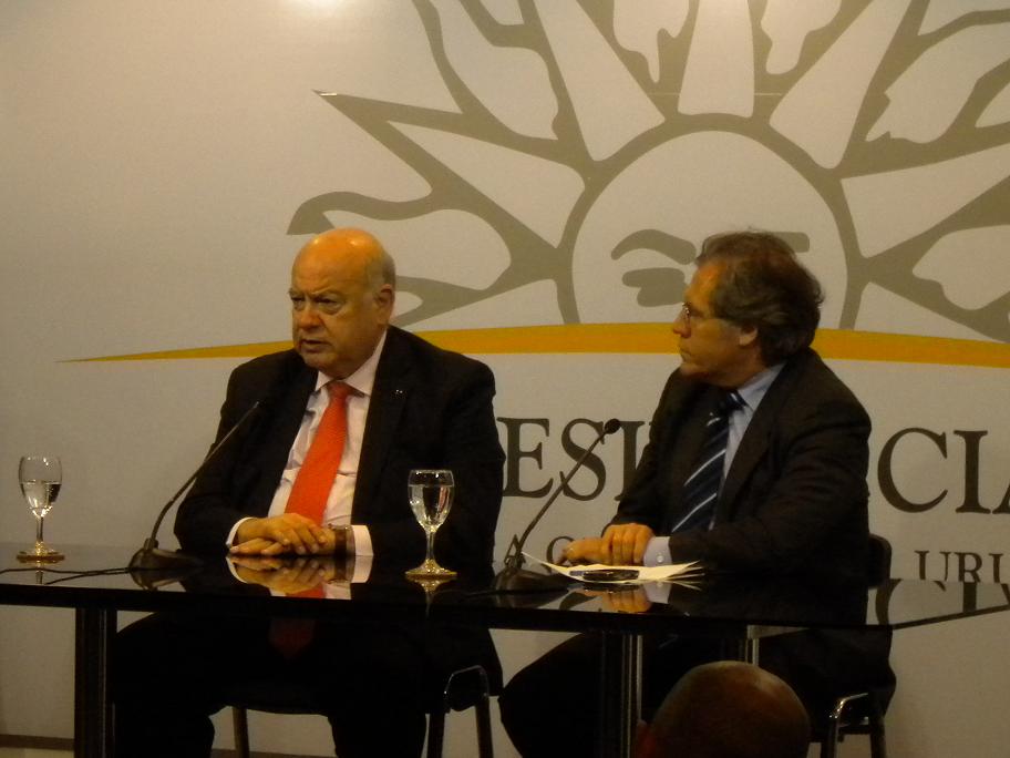 Conferencia de Prensa ofrecida por el Secretario General de la OEA, Dr. José Miguel Insulza junto con el Canciller Uruguayo, Emb. Luis Almagro, durante la Visita Oficial a Uruguay(30 de septiembre de 2011)