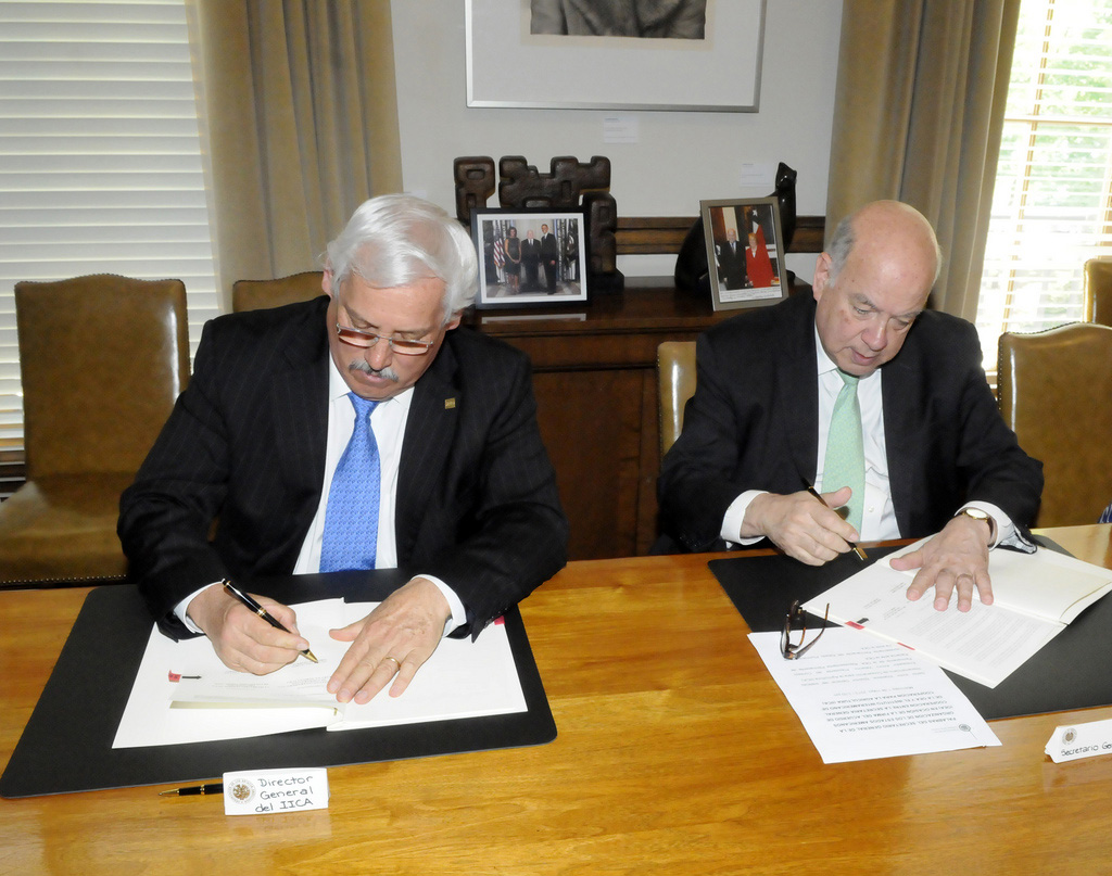 The Secretary General of the Organization of American States (OAS), José Miguel Insulza (Right), and the Director General of the Inter-American Institute for Cooperation on Agriculture (IICA), Victor Villalobos (Left), signs, at OAS headquarters in Washington, DC, a cooperation agreement between the two organizations.(May 1, 2013)