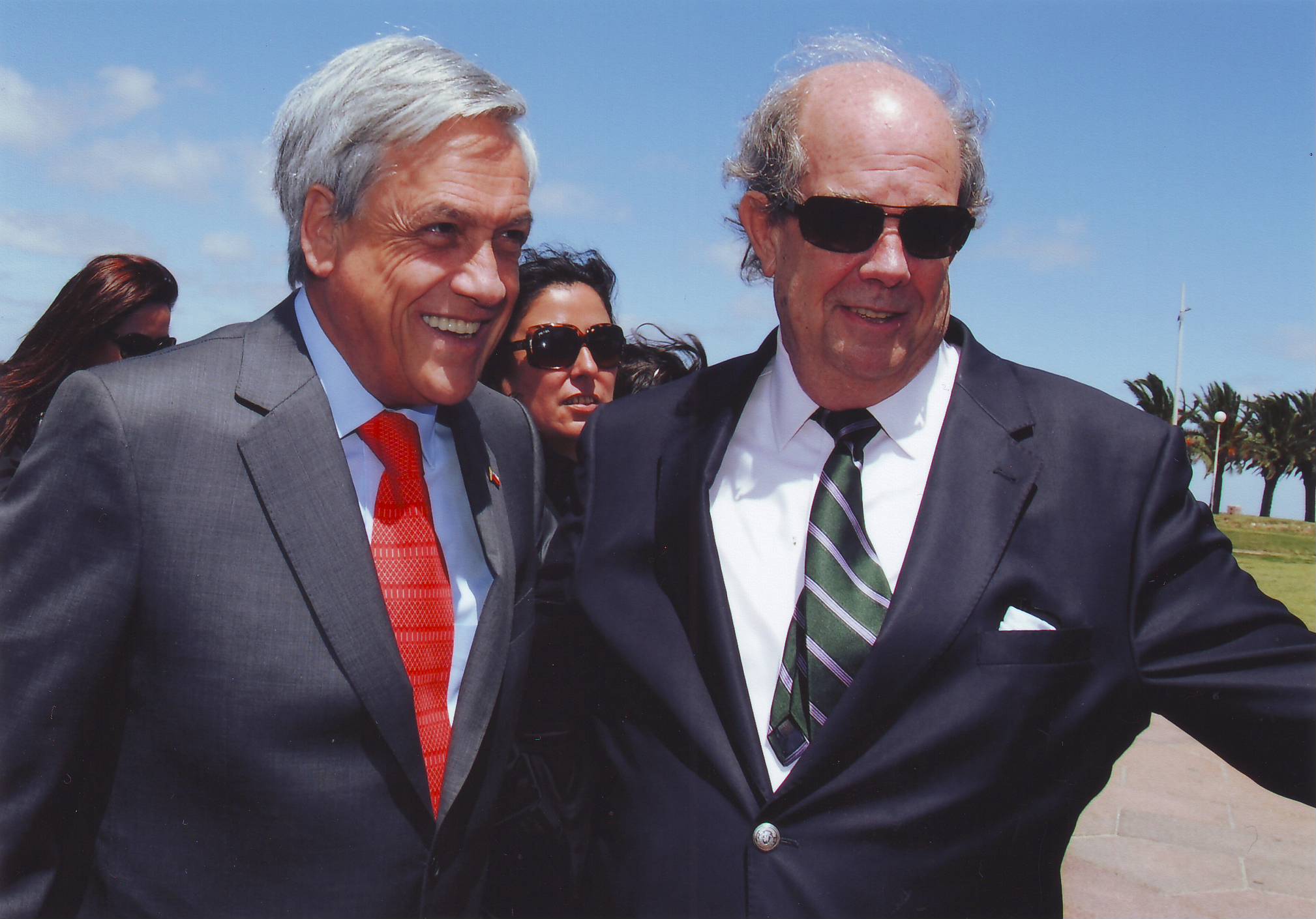 El Sr. Presidente de Chile, Sebastían Piñera junto al Representante de la OEA en Uruguay, Emb. John Biehl del Río(27 de octubre de 2011)