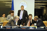 De izquierda a derecha: Comisionado Paulo Sérgio Pinheiro, Comisionado Felipe González (Segundo Vicepresidente), Comisionado Clare Kamau Roberts. 