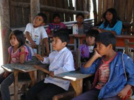 La delegación visita una escuela en una comunidad indígena en Paraguay