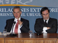 El Relator Rodrigo Escobar Gil ofrece una conferencia sobre los derechos de las personas privadas de libertad en el Ministerio de Relaciones Exteriores de Uruguay durantel a visita de julio de 2011