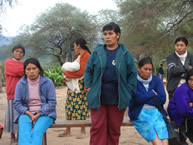Mujeres de la comunidad   indígena guaraní de Itacuatía, Alto Parapetí, Santa Cruz, Bolivia, ofrecen   testimonio a la CIDH el 11 de junio de 2008. 