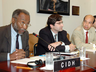 Sir Clare K. Roberts; Ariel Dulitzky, de la Secretaría Ejecutiva de la CIDH; y Silvio José Alburquerque e Silva, Presidente del Grupo de Trabajo y Representante Alterno de Brasil ante la OEA