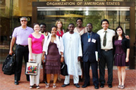 Personal de la Secretaría Ejecutiva de la CIDH y de la Secretaría Ejecutiva de la Comisión Africana de Derechos Humanos y de los Pueblos en la puerta del Edificio de la Secretaría General de la OEA, Washington, DC.