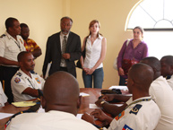 Delegación de la CIDH en reunión con oficiales de la Policía en la Dirección Departamental de Artibonite, Comisaría de Gonaives (Police Nationale d’Haiti, Direction Departementale de l’Artibonite, Commissariat des Gonaives) el 27 de mayo de 2010.
