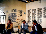 En la masacre de Plan de Sánchez, perpetrada en 1982, miembros del Ejército guatemalteco y colaboradores civiles ejecutaron a 268 personas, la mayoría indígenas mayas.