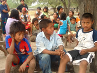 Niños de la Comunidad Xakye  Axa, de los pueblos Enxet,  Sanapaná y Angaité, en el Chaco Paraguayo.